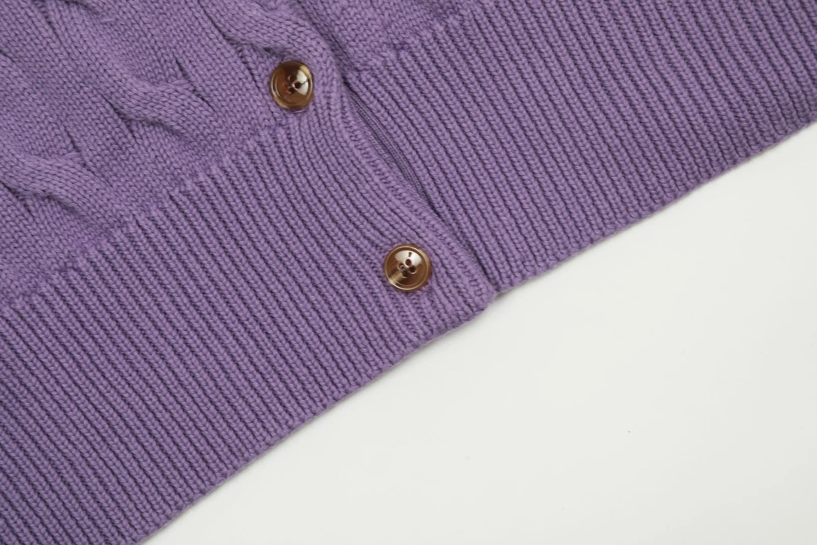 🅿️230 "Top quality" Style number: DS006# [Ralph Lauren round neck solid color pony embroidered logo twist knitted cardigan] ✅Ralph Lauren classic basic versatile knitted cardigan jacket for all seasons ✅Main supplier platform live broadcast Wholesale entity Replacement if out of stock No removal from shelves ✅ZP quality 1:1 version Scan code to enter the GF website Counter quality ✅Detailed quality The only one in Guangzhou Imported quality cotton yarn Focusing on high-end, cost-effective, and good quality. Needless to say, the version is restored to the original version. The maximum size can be worn up to 160 pounds. Loose, comfortable and stress-free. ✅The upper body is simple and easy to match. A must-have for goddess ootd. Good-looking clothes are never picky. A must-have in the goddess’ wardrobe. Size: S-XL. Color: Black, navy, off-white, gray, light blue, light pink, colorful blue, khaki, bright yellow, purple, Chinese red, turquoise green.